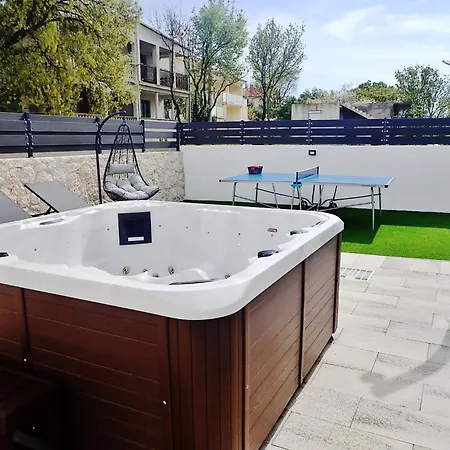 Apartamento With Hot Tub Maslenica, Novigrad - 25462 Maslenica