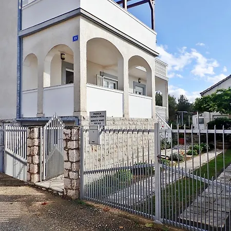 Apartamento With Hot Tub Maslenica, Novigrad - 25462 Maslenica