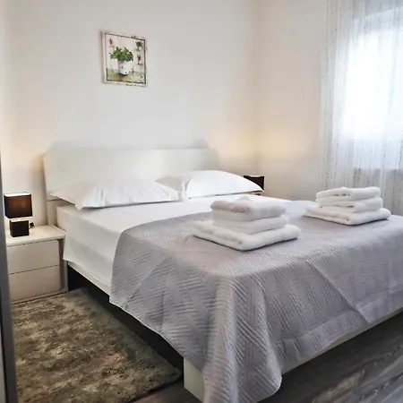 Apartman With Hot Tub Maslenica, Novigrad - 25462 Maslenica