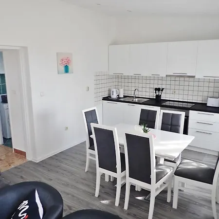 With Hot Tub Maslenica, Novigrad - 25462 Apartamento Maslenica