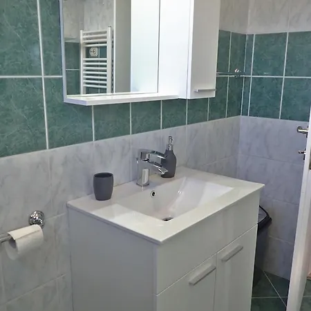 With Hot Tub Maslenica, Novigrad - 25462 아파트 마슬레니차